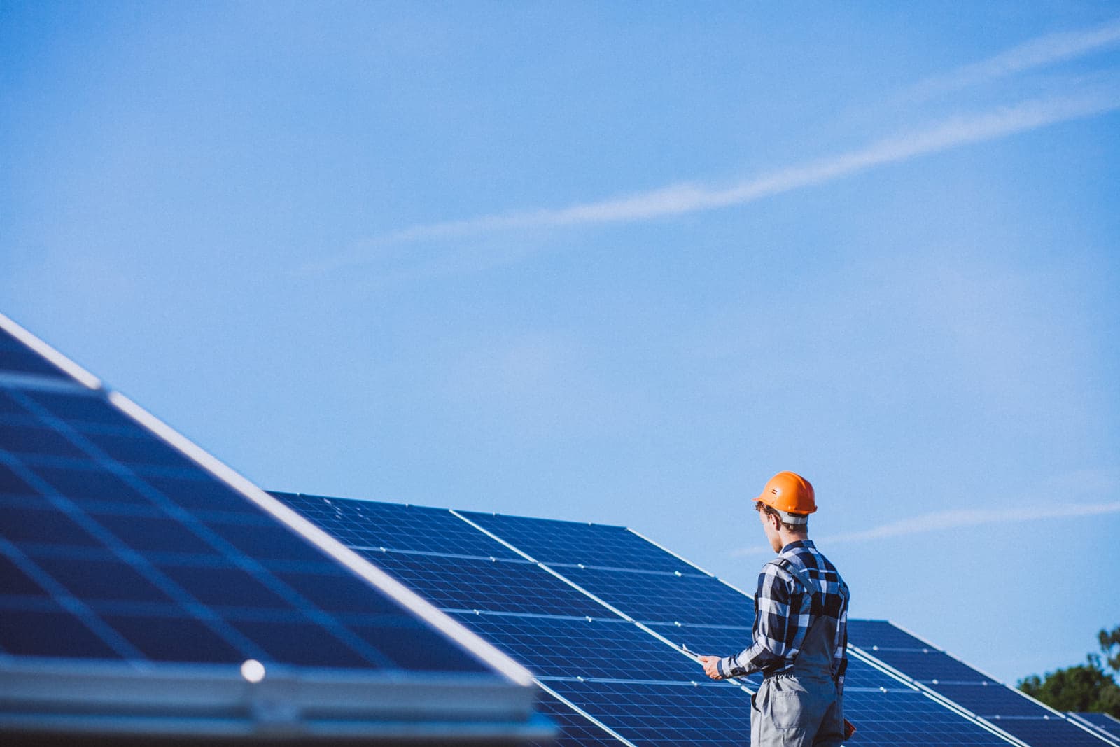 Transforme custo fixo em investimento e aumente sua margem de lucro com um sistema fotovoltaico sob medida para o seu negócio.